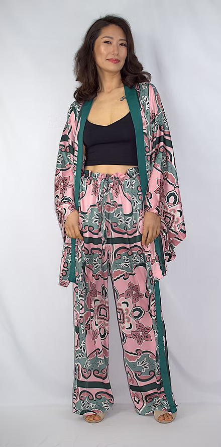 Pantalon Kimono décor fleurs géométriques rose bébé et vert – Image 4
