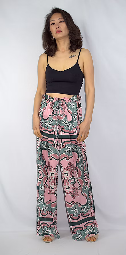 Pantalon Kimono décor fleurs géométriques rose bébé et vert