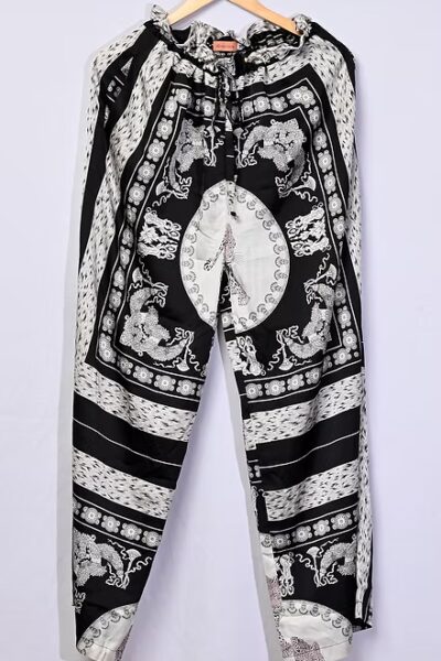 Pantalon Kimono Panthères Roses sur décor noir et blanc