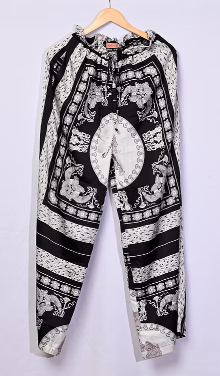 Pantalon Kimono Panthères Roses sur décor noir et blanc