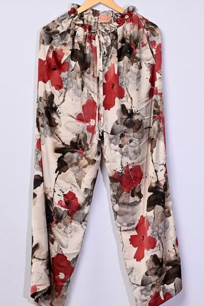 Pantalon Kimono fleurs rouges et grises sur fond beige