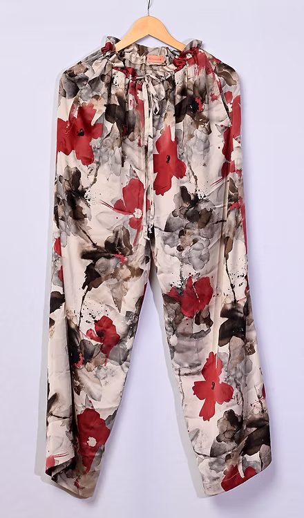 Pantalon Kimono fleurs rouges et grises sur fond beige