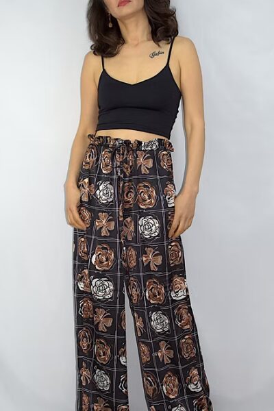Pantalon Kimono fleurs brunes et blanches dans une grille sur fond noir