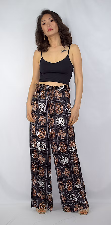 Pantalon Kimono fleurs brunes et blanches dans une grille sur fond noir