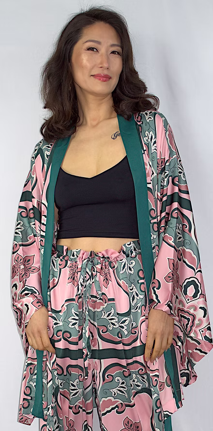 Pantalon Kimono décor fleurs géométriques rose bébé et vert – Image 3