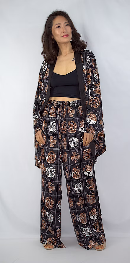 Pantalon Kimono fleurs brunes et blanches dans une grille sur fond noir – Image 2