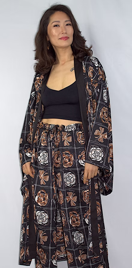 Pantalon Kimono fleurs brunes et blanches dans une grille sur fond noir – Image 4