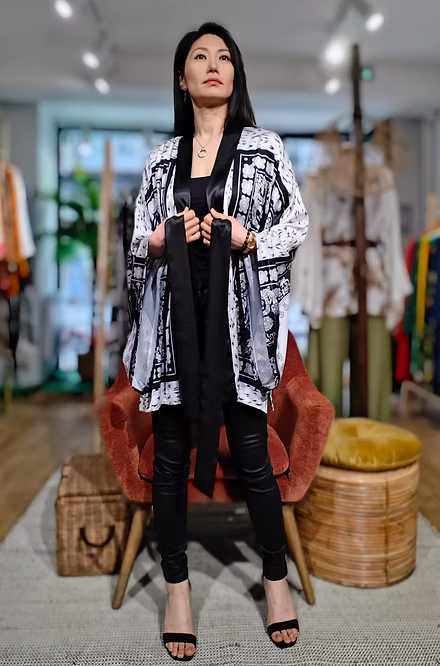 Veste Kimono Courte Panthères Roses sur décor noir et blanc – Image 4