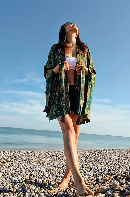 Veste Kimono Courte Paysage doré sur fond vert – Image 3