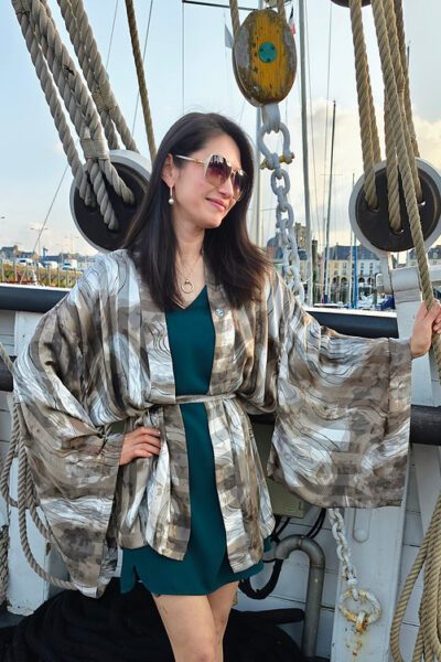 Veste kimono Courte en mousseline brun clair à motif marbré