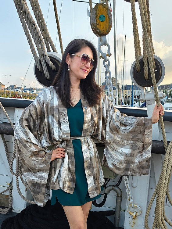 Veste kimono Courte en mousseline brun clair à motif marbré