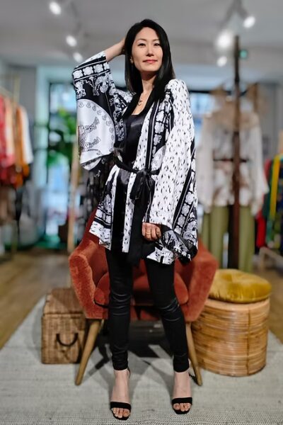 Veste Kimono Courte Panthères Roses sur décor noir et blanc