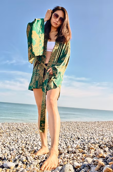 Veste Kimono Courte Paysage doré sur fond vert – Image 4