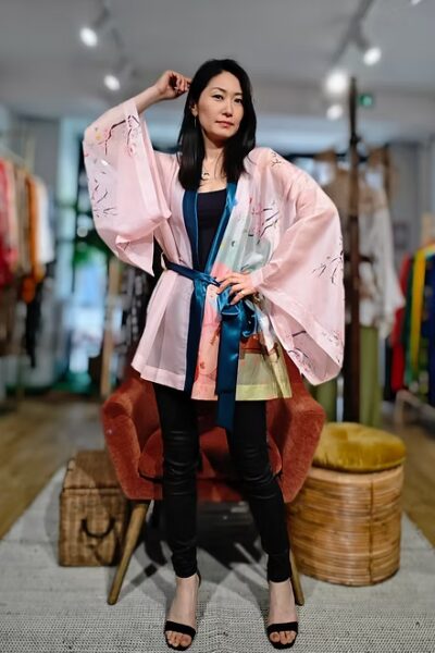 Veste kimono Courte en organza rose fille asiatique