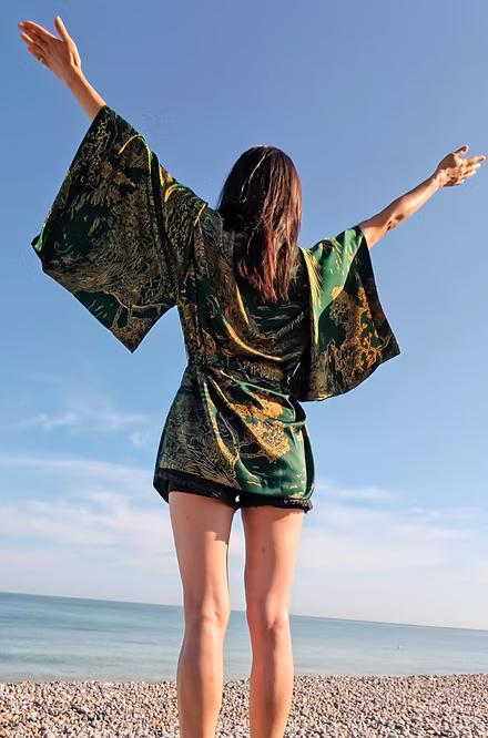 Veste Kimono Courte Paysage doré sur fond vert – Image 2