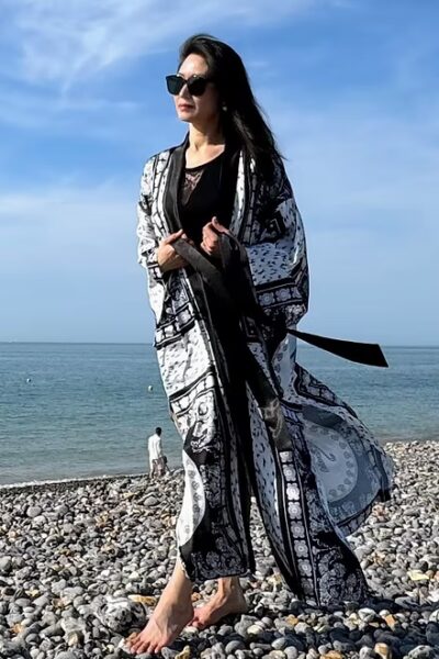 Veste Kimono Longue Panthères Roses sur décor noir et blanc