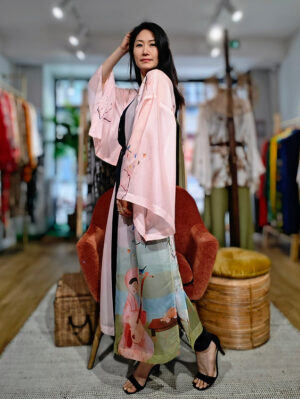 Veste kimono Longue en organza rose fille asiatique