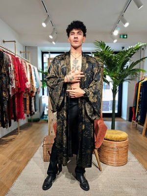 Veste Kimono Longue Paysage doré sur fond noir Manches Kimonos