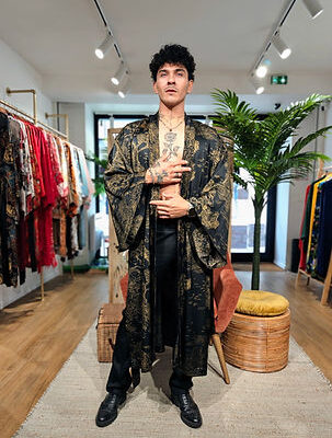 Veste Kimono Longue Paysage doré sur fond noir Manches Kimonos